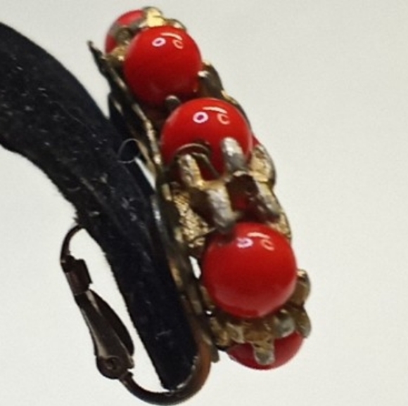 SuPer Rare c1940s VOGUE Gold Tone Red-Orange Coral Lucite Bead Clip Earring - Picture 5 of 16